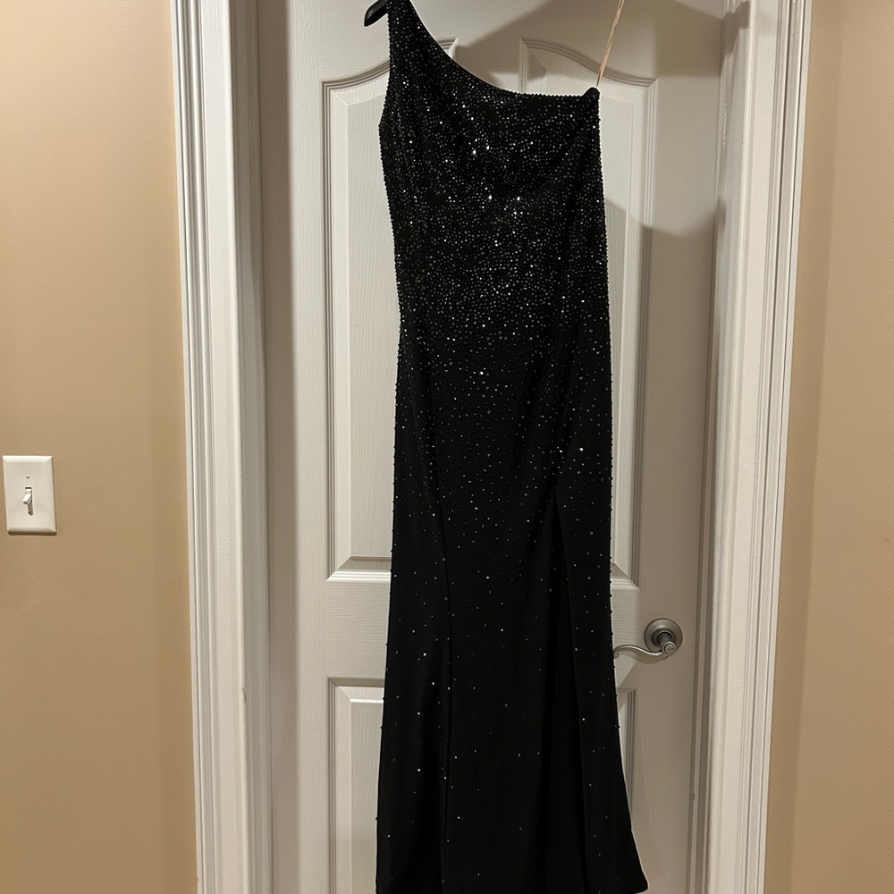 Elegant Black One-Shoulder Prom Gown